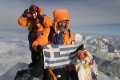 Νίκος Μαγγίτσης και Apa Sherpa στην κορυφή του Έβερεστ (8.850 μ), στις 17/05/2004, ώρα 05:45